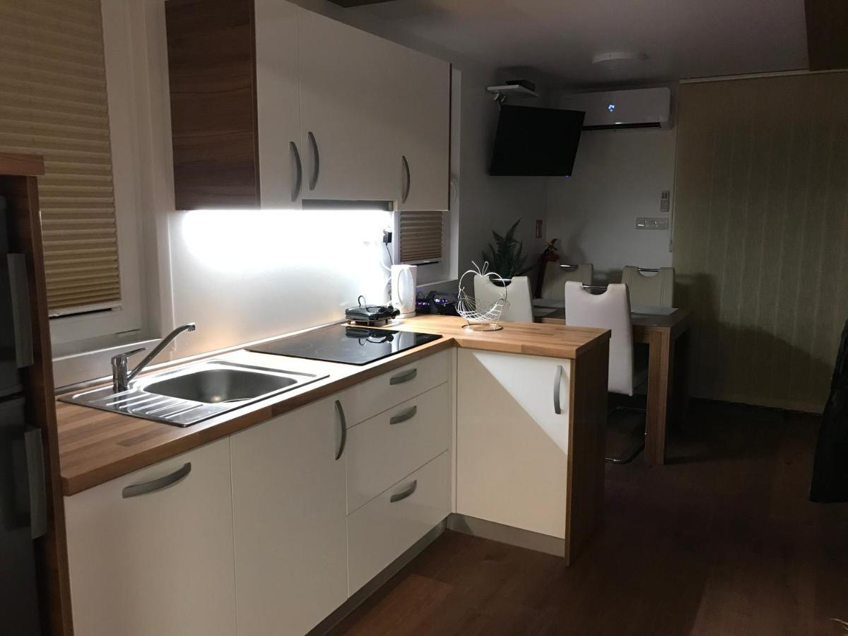 Floating House Varoni Vikendica Pula
